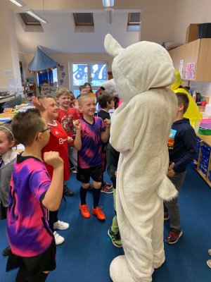 We had some very special visitors in school today. Chick and Bunny spread some Easter cheer as they went to visit each class! We would like to wish all of our pupils and their families a very happy Easter holidays!